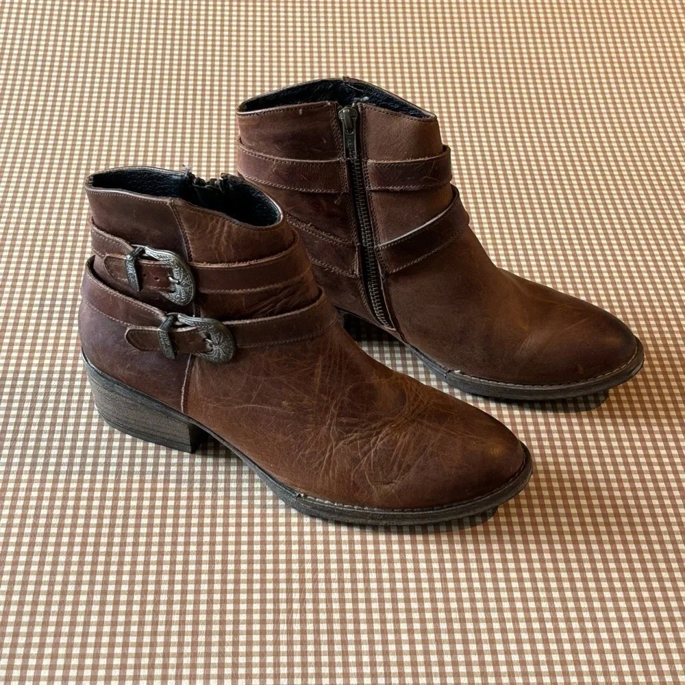 Sterling River short leather boots booties with buckles. Size 9